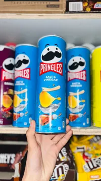 رقائق بطاطس بالملح والخل - برينجلز (Pringles)