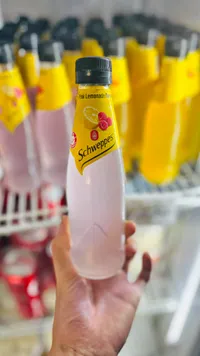 مشروب غازي بنكهة الليمون الوردي - شويبس (Schweppes)
