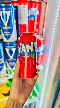 مشروب غازي بنكهة الفراولة - فانتا (Fanta)