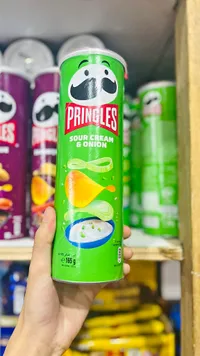 رقائق بطاطس بنكهة الكريمة الحامضة والبصل - برينجلز (Pringles)