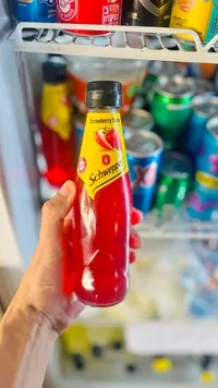 مشروب غازي بنكهة الفراولة - شويبس (Schweppes)
