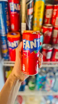 مشروب غازي بنكهة الفراولة - فانتا (Fanta)