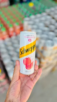 مشروب غازي فوار بنكهة الرمان - شويبس (Schweppes)