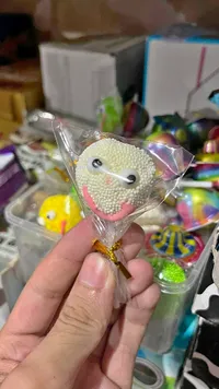حلوى مصاصة على شكل وجه مبتسم