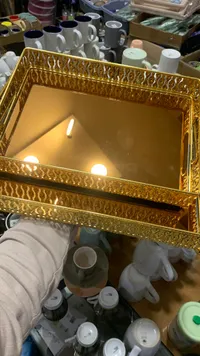 صينية تقديم ذهبية بتصميم كلاسيكي