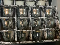 مجموعة شموع معطرة في جرات زجاجية بتصميم أبيض وأسود