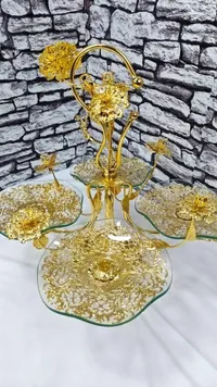 حامل ضيافة ذهبي فاخر بتصميم زهري