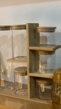 علب زجاجية لحفظ الطعام مع حامل خشبي