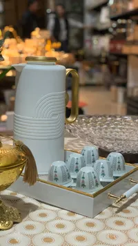 إبريق شاي سيراميك أبيض مع مقابض ذهبية