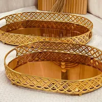 صينية تقديم ذهبية بتصميم منقوش