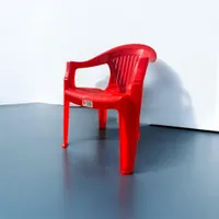 كرسي بلاستيك أحمر
