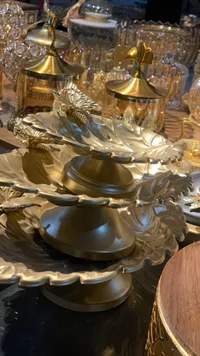 طقم توابل ذهبي فاخر مع ملاعق