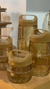 علب تخزين زجاجية مع غطاء بني