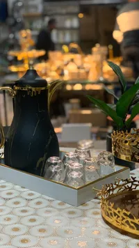إبريق شاي رخام أسود مع تفاصيل ذهبية