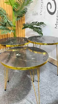 طاولة قهوة رخام أسود مع إطار ذهبي