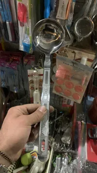 ملعقة طهي معدنية بمقبض مزخرف