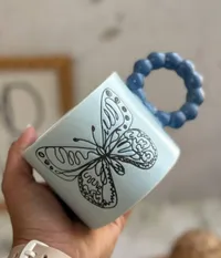 كوب سيراميك بتصميم الفراشة ومقبض كروي