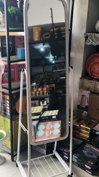 مرآة أرضية متحركة بإطار معدني أبيض