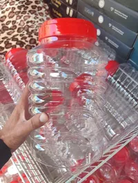 مرطبان بلاستيك شفاف بغطاء أحمر