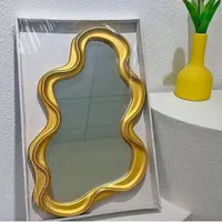 مرآة حائط بتصميم متموج ذهبي