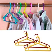 علاقات ملابس بلاستيكية ملونة