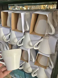 كوب سيراميك أبيض بتصميم عصري