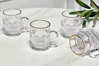 أكواب زجاجية بتصميم مموج وحافة ذهبية