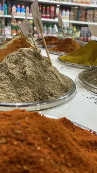 تشكيلة بهارات وتوابل طازجة