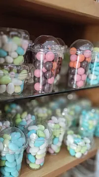 علب ملبس ودرجة ملونة - حلويات