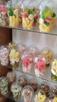 علب حلوى الجيلي الزهور الملونة
