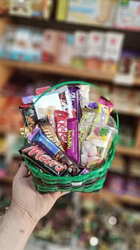 سلة هدايا حلويات وشوكولاتة متنوعة (Millennium, Mars, KitKat, Toblerone)