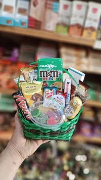 سلة هدايا شوكولاتة ومكسرات - مارز، إم آند إمز، كيندر (Mars, M&M's, Kinder)