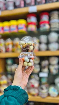 مكسرات مغطاة بالشوكولاتة الملونة
