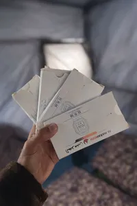 بعد نفاذها بحمد الله متوفرة الان بكمية محدودة ، ساعة الحرمين جديدة بالكرتونة لون ذهبي ، 3 حبات ، تحت
