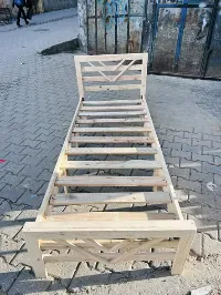 تخت وطاولة خشبية