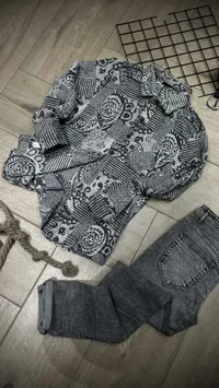 قميص رجالي بنقوش هندسية