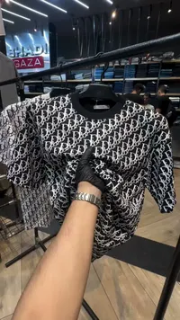 تيشيرت بطبعة شعار ديور (Dior)