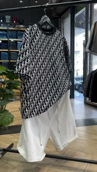 تيشيرت بطبعة شعار ديور (Dior)