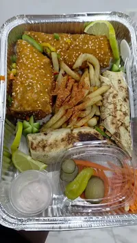 شاورما دجاج مع بطاطس وصلصات
