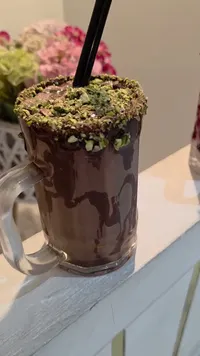 مشروب الشوكولاتة الساخنة بالفستق الحلبي