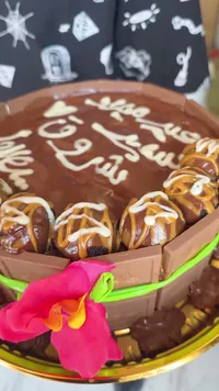 قالب كيك الشوكولاتة المزين بقطع كيت كات