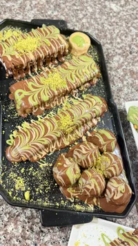 حلويات الشوكولاتة والفستق اليدوية