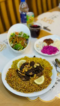 أرز ولحمة - وجبة مطعم