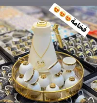 مجموعة مجوهرات ذهبية فاخرة بتصميم عصري