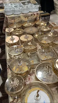 صحون ضيافة مذهبة وفضية متنوعة الأشكال