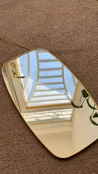مرآة حائط مستطيلة بإطار ذهبي
