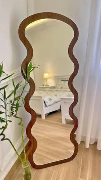 مرآة أرضية بتصميم متموج بإطار خشبي