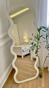 مرآة أرضية بتصميم متموج عصري