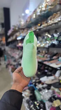 حذاء رياضي نسائي أخضر فاتح
