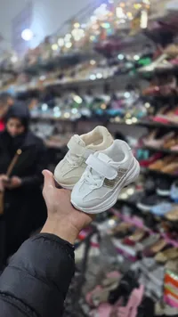 حذاء رياضي أطفال أبيض بتفاصيل فضية